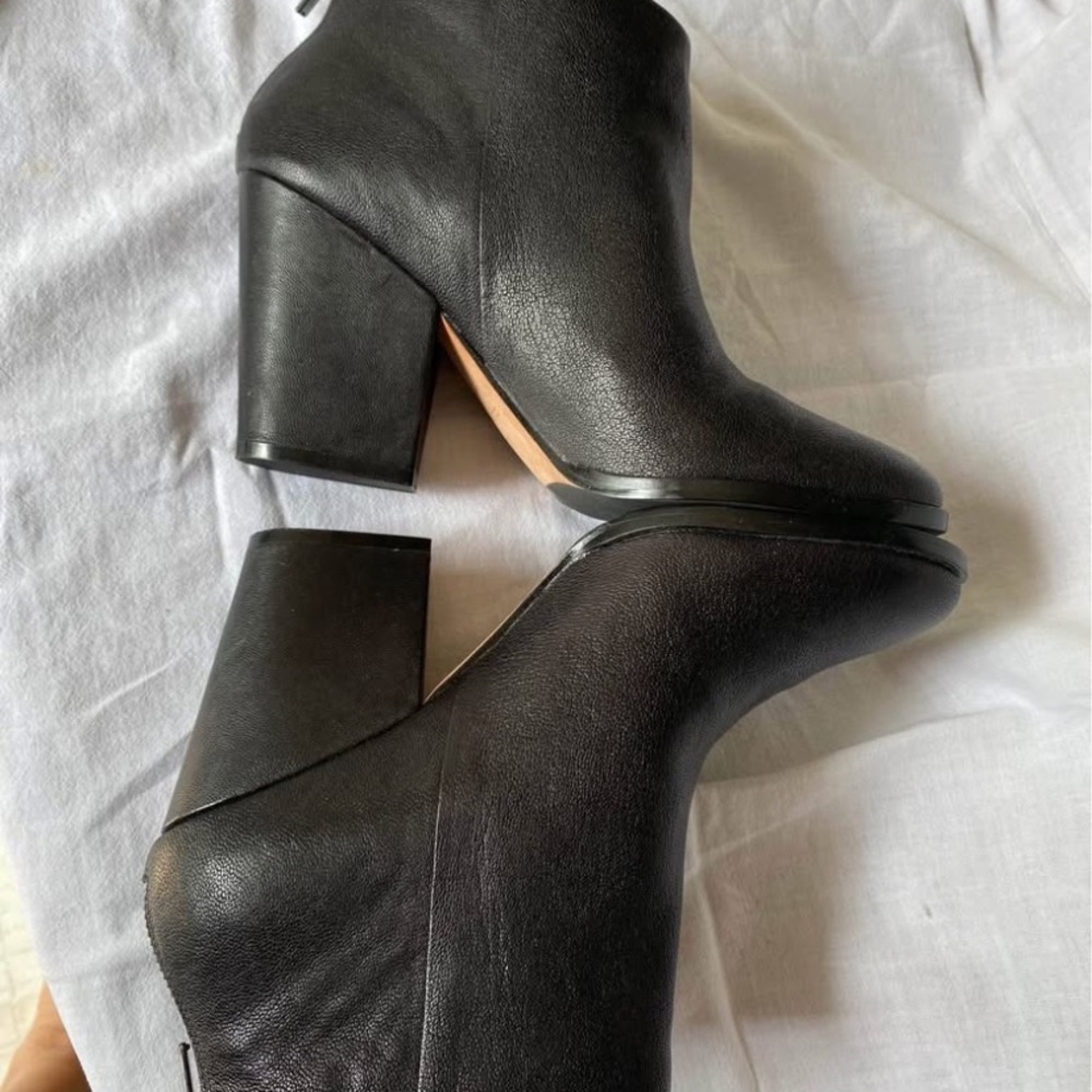 Cole Haan Dey Ankle Boots sz 9 Black Leather Chunky Heel Zip